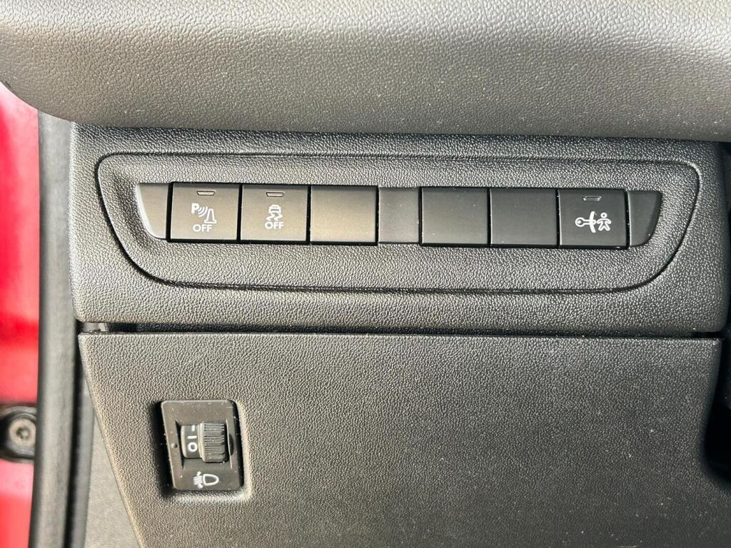 Peugeot 208 2014 Met. Punainen