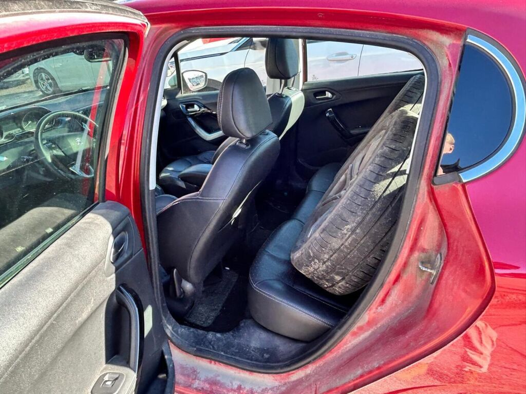 Peugeot 208 2014 Met. Punainen