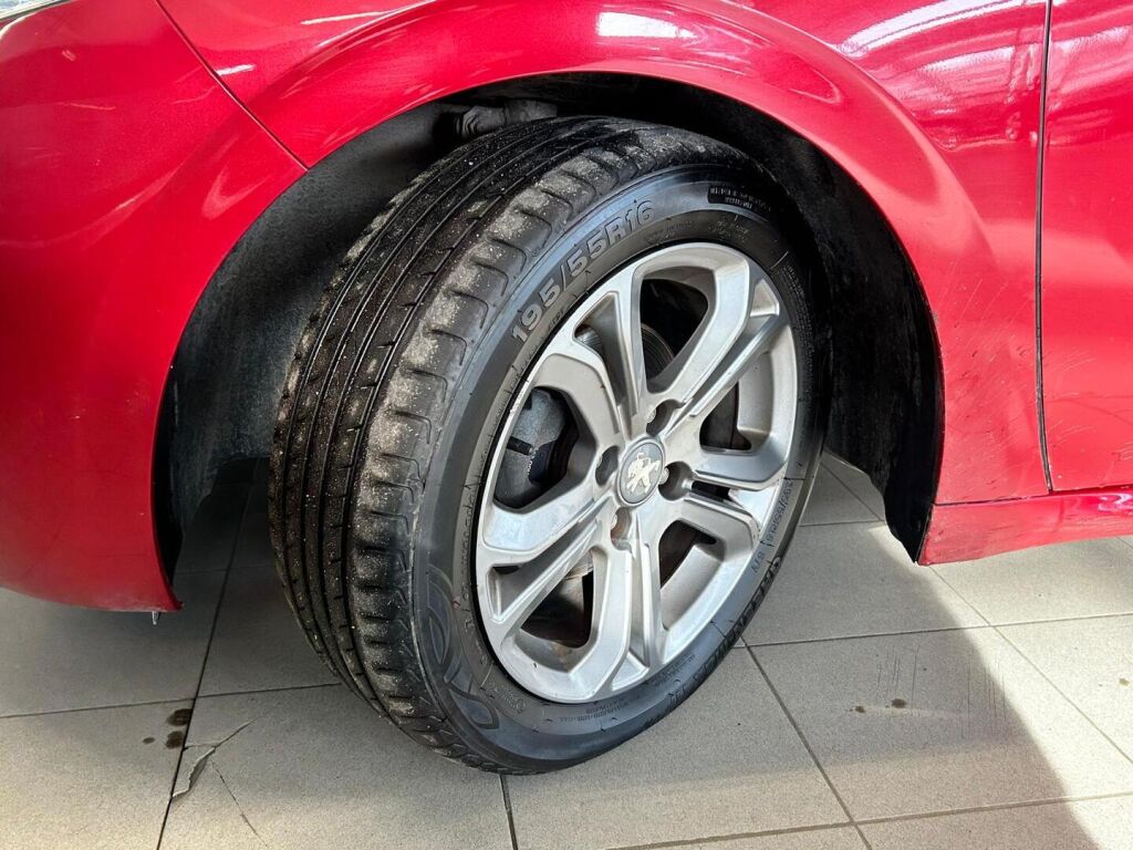 Peugeot 208 2014 Met. Punainen