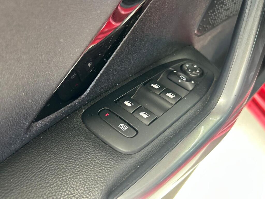 Peugeot 208 2014 Met. Punainen