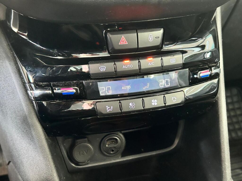 Peugeot 208 2014 Met. Punainen