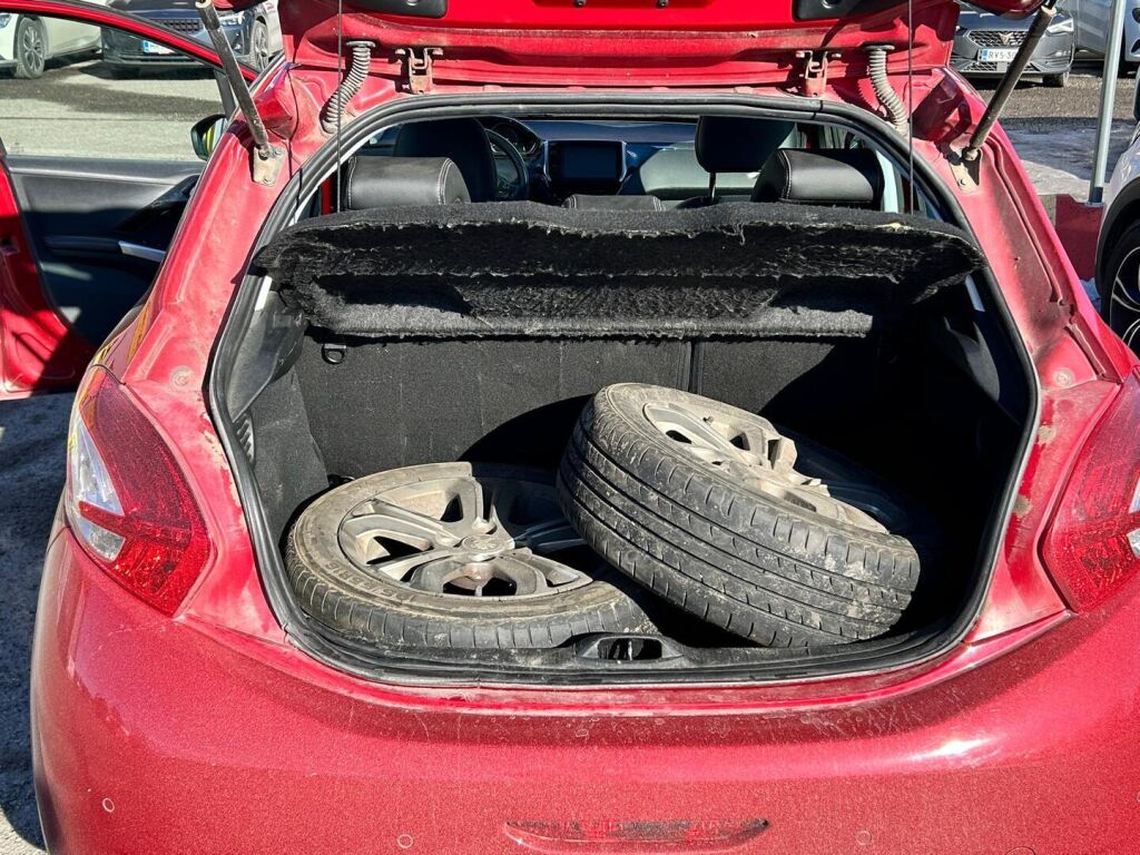 Peugeot 208 2014 Met. Punainen