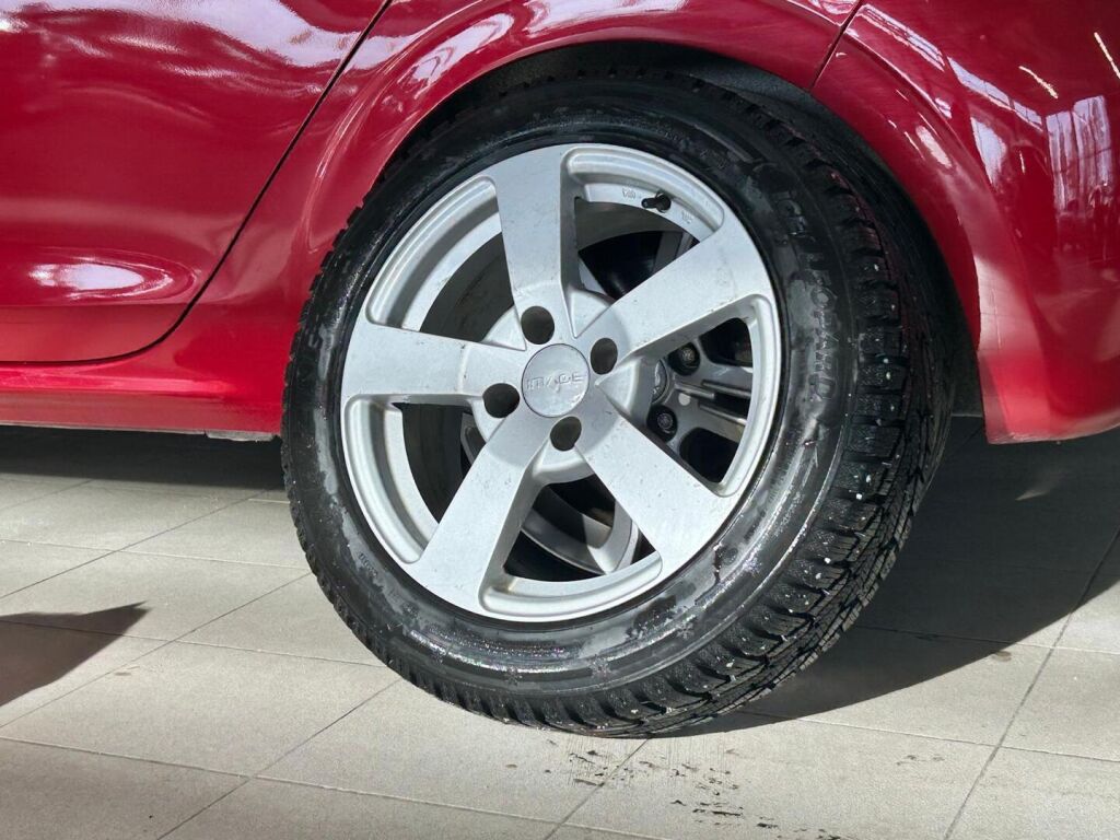 Peugeot 208 2014 Met. Punainen