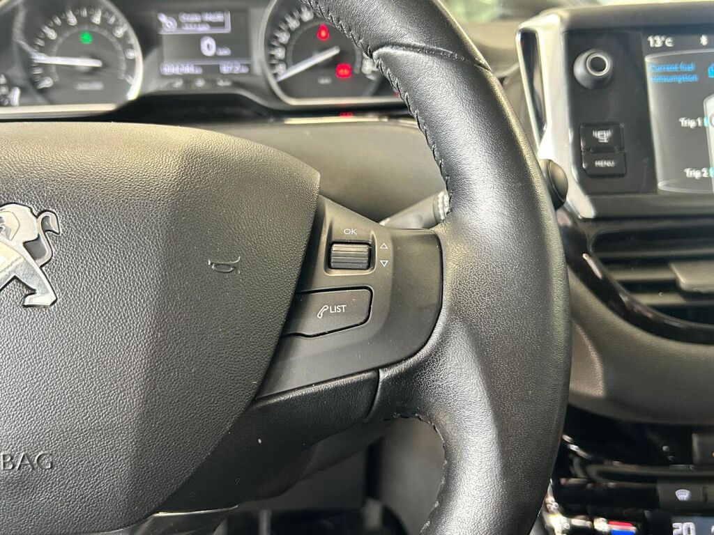 Peugeot 208 2014 Met. Punainen