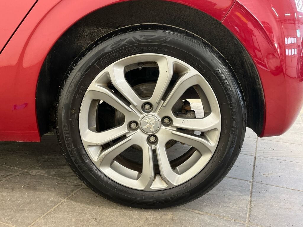 Peugeot 208 2014 Met. Punainen