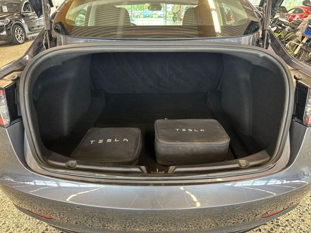 Tesla Model 3 2019 Harmaa