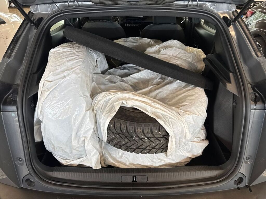 Peugeot 2008 2024 Metallinhohto Harmaa
