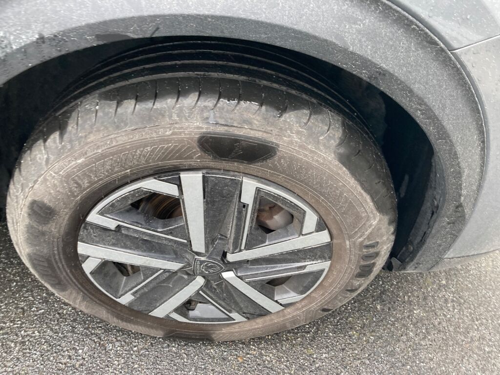 Peugeot 2008 2024 Metallinhohto Harmaa