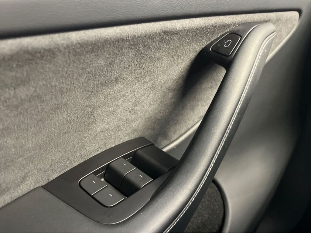 Tesla Model Y 2023 Sininen