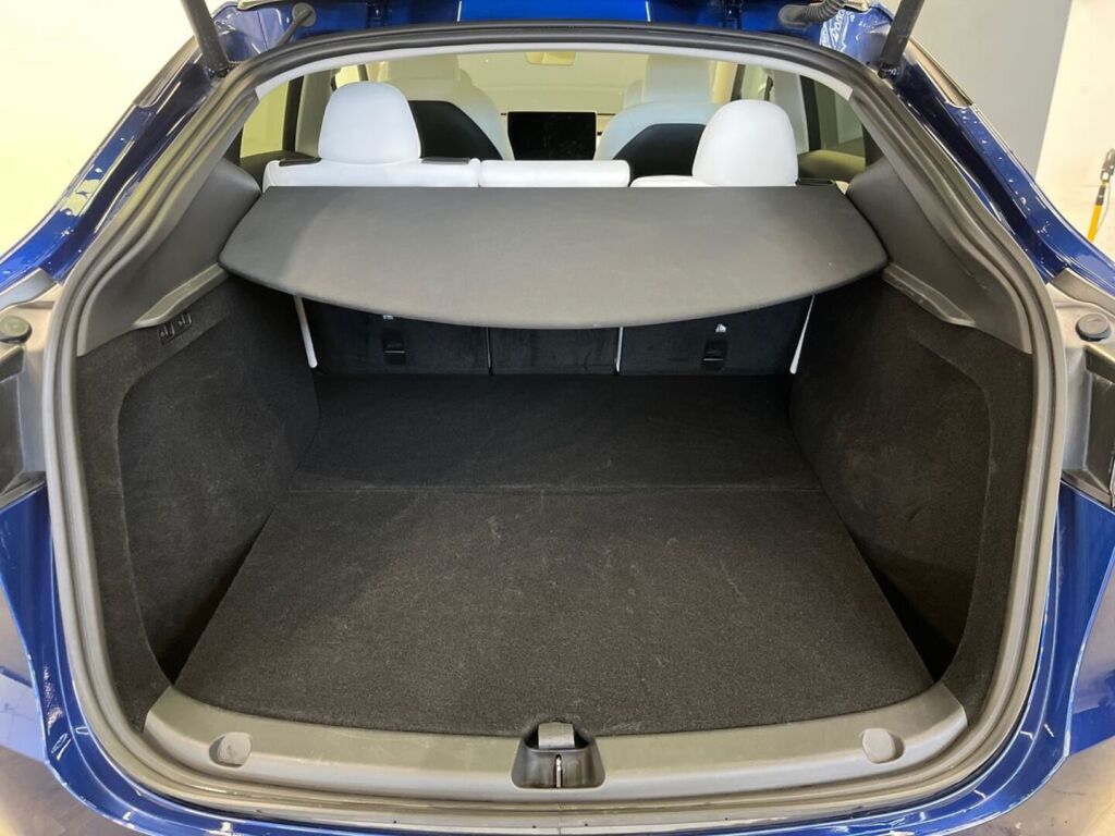 Tesla Model Y 2023 Sininen