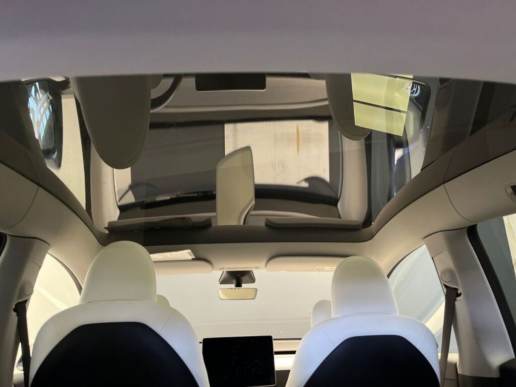 Tesla Model Y 2023 Sininen