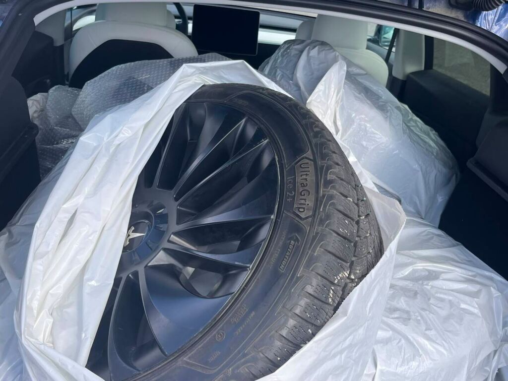 Tesla Model Y 2023 Sininen