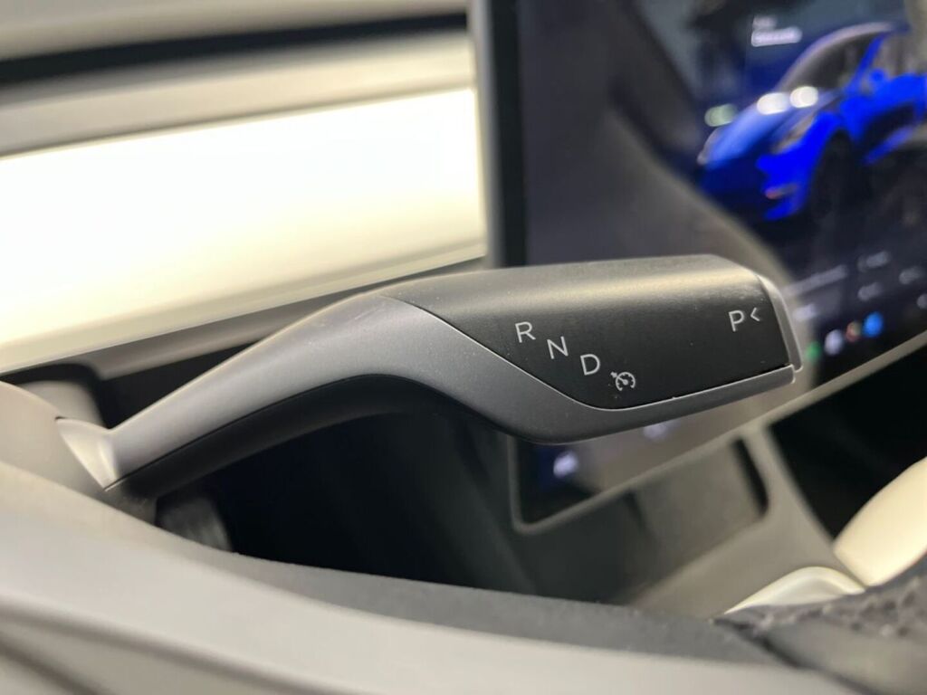 Tesla Model Y 2023 Sininen
