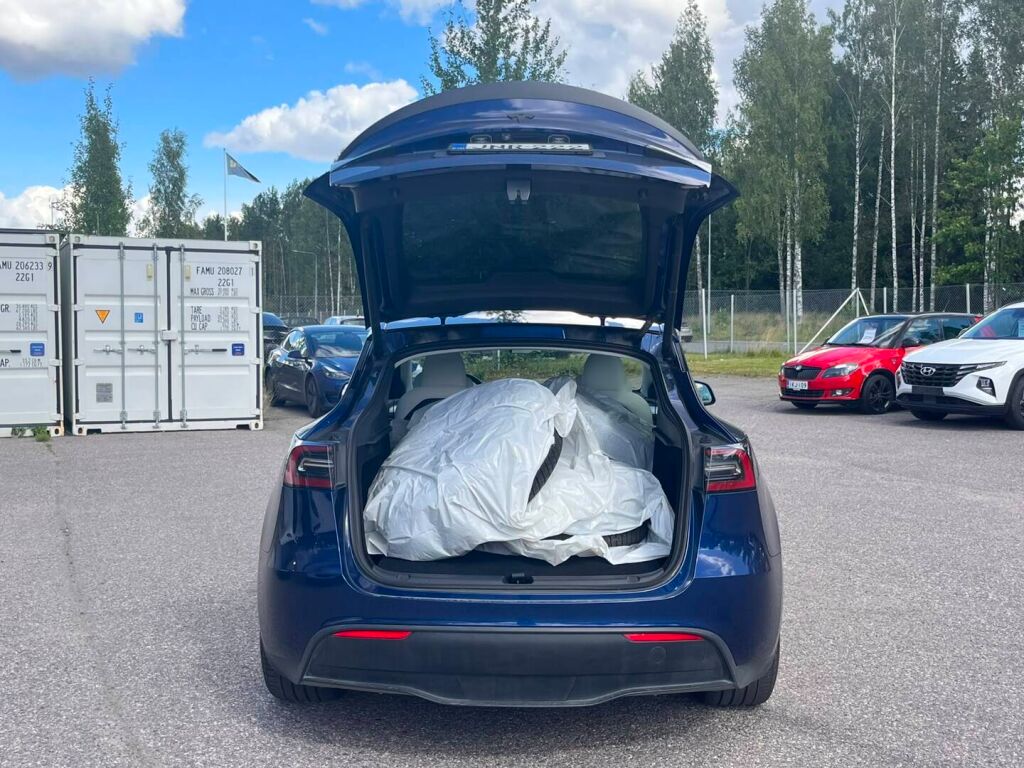 Tesla Model Y 2023 Sininen