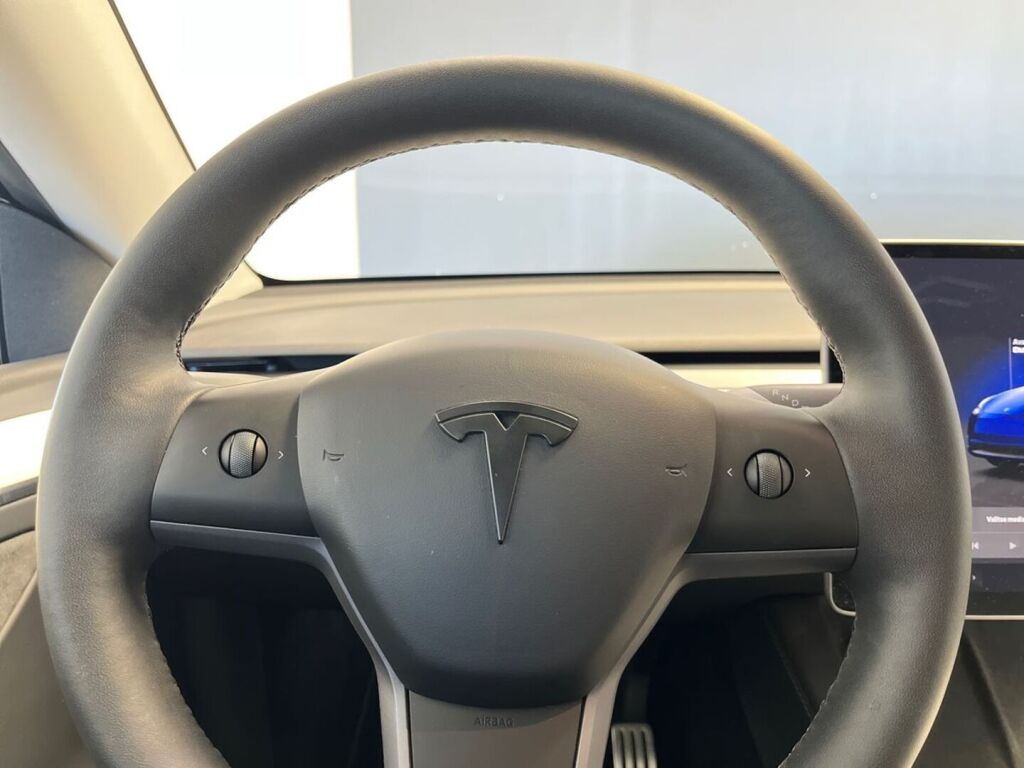 Tesla Model Y 2023 Sininen