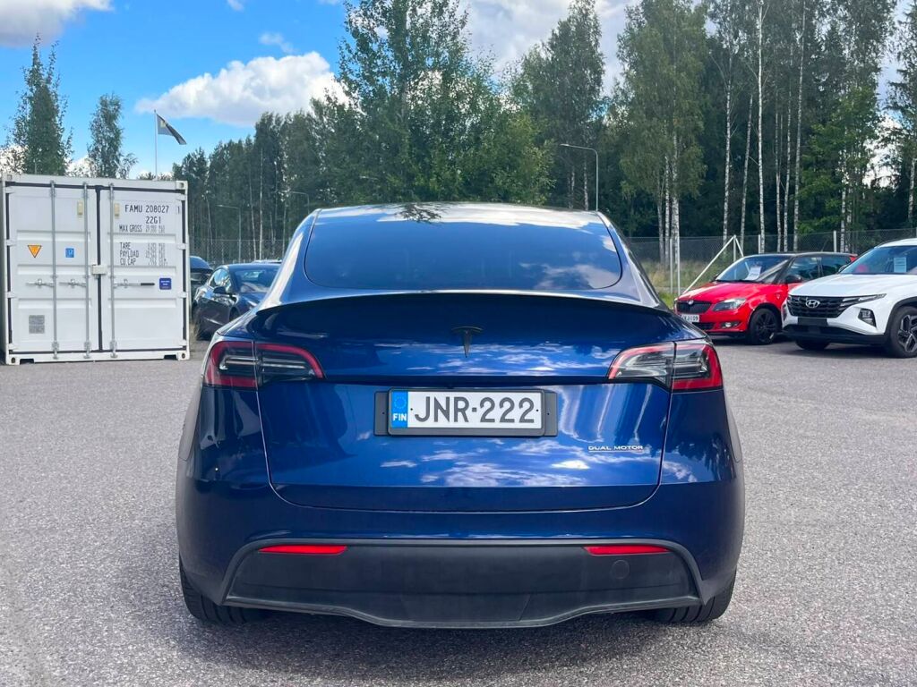 Tesla Model Y 2023 Sininen