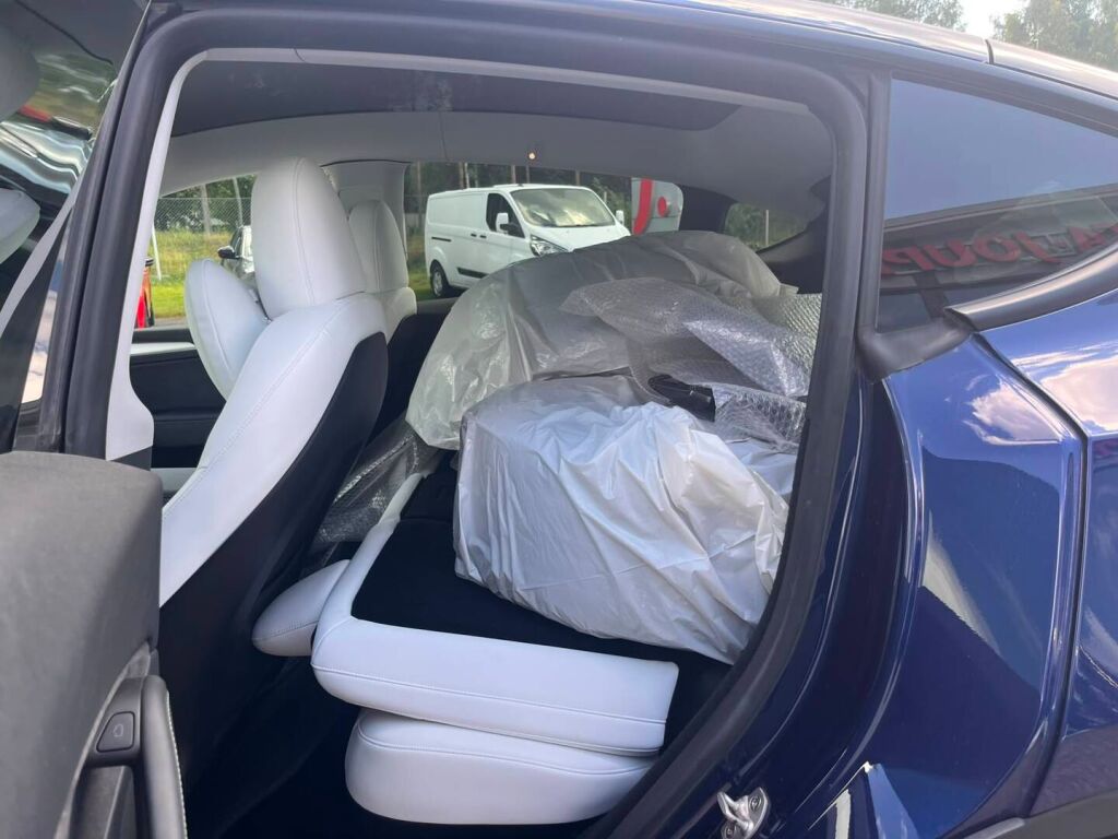 Tesla Model Y 2023 Sininen