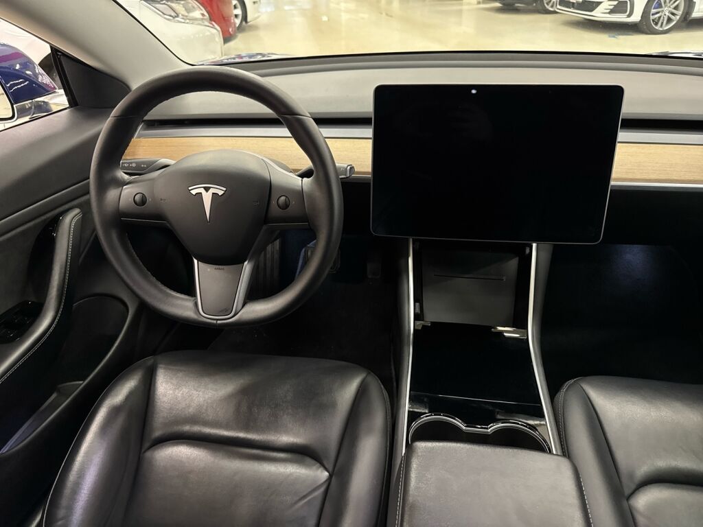 Tesla Model 3 2019 Sininen
