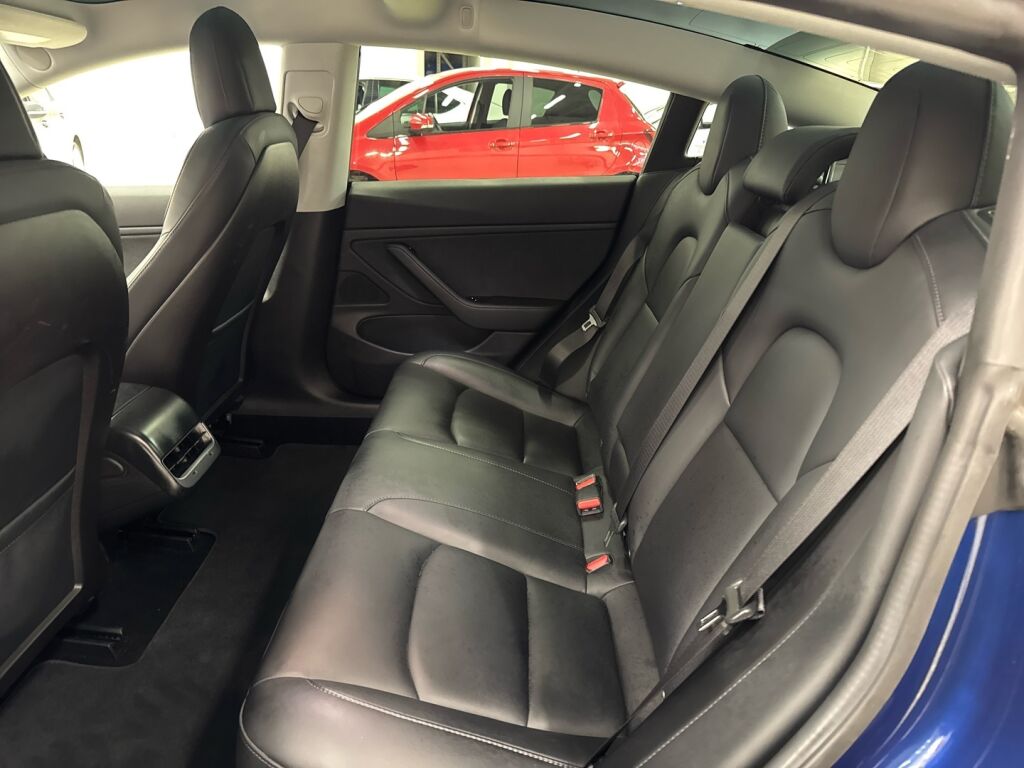 Tesla Model 3 2019 Sininen