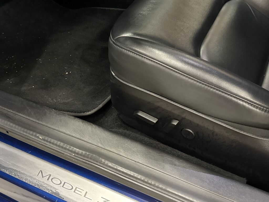 Tesla Model 3 2019 Sininen