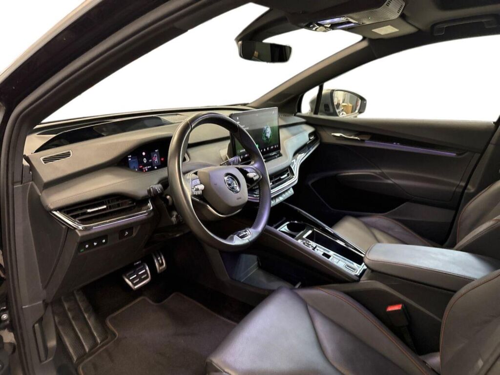 Skoda Enyaq 2025 Musta
