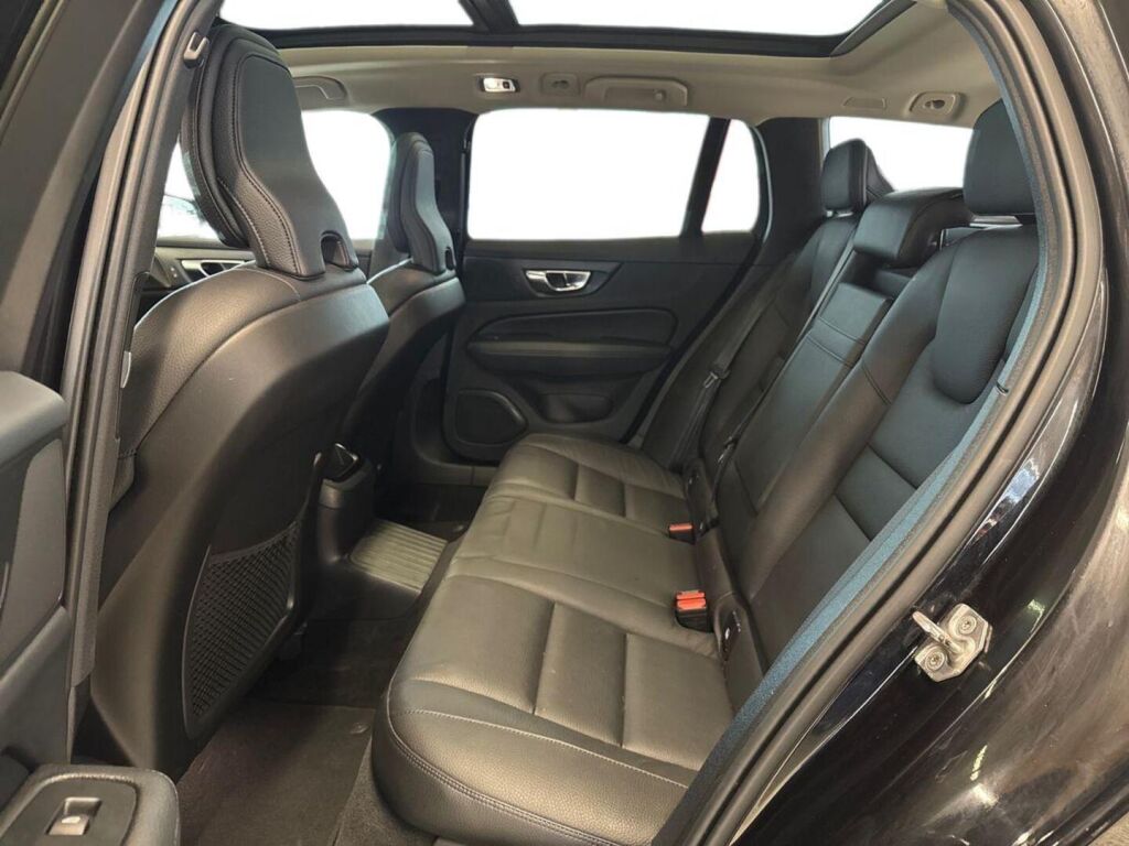 Volvo V60 2021 Musta