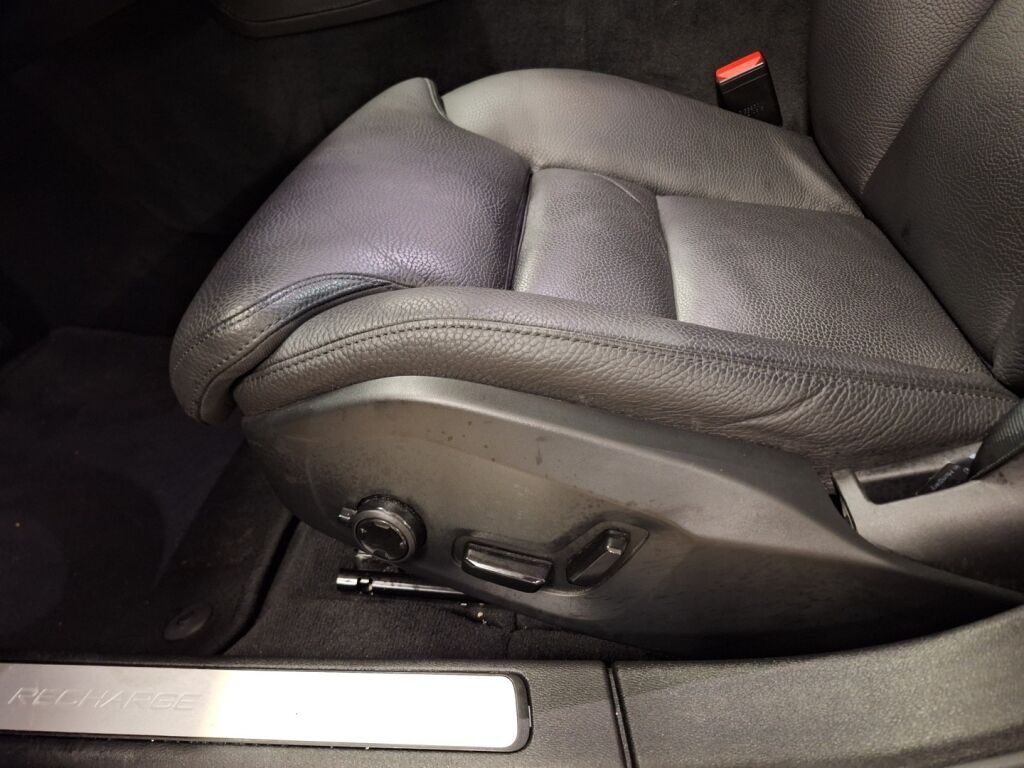 Volvo V60 2021 Musta