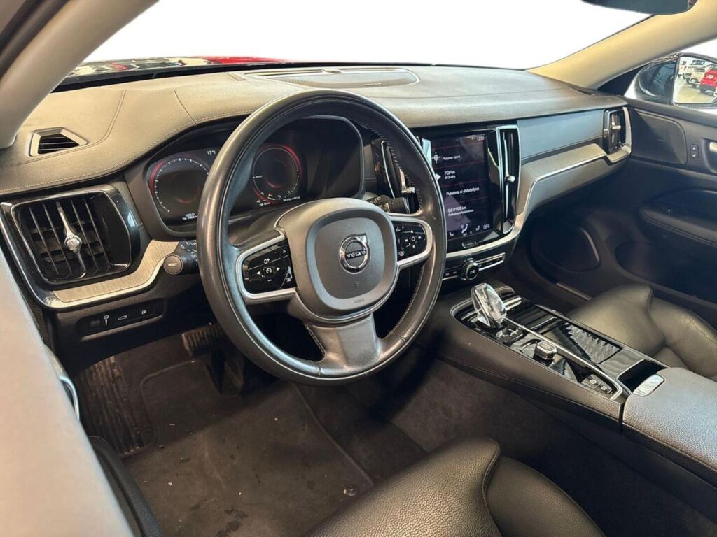 Volvo V60 2021 Musta