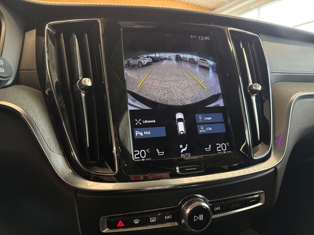 Volvo V60 2021 Musta