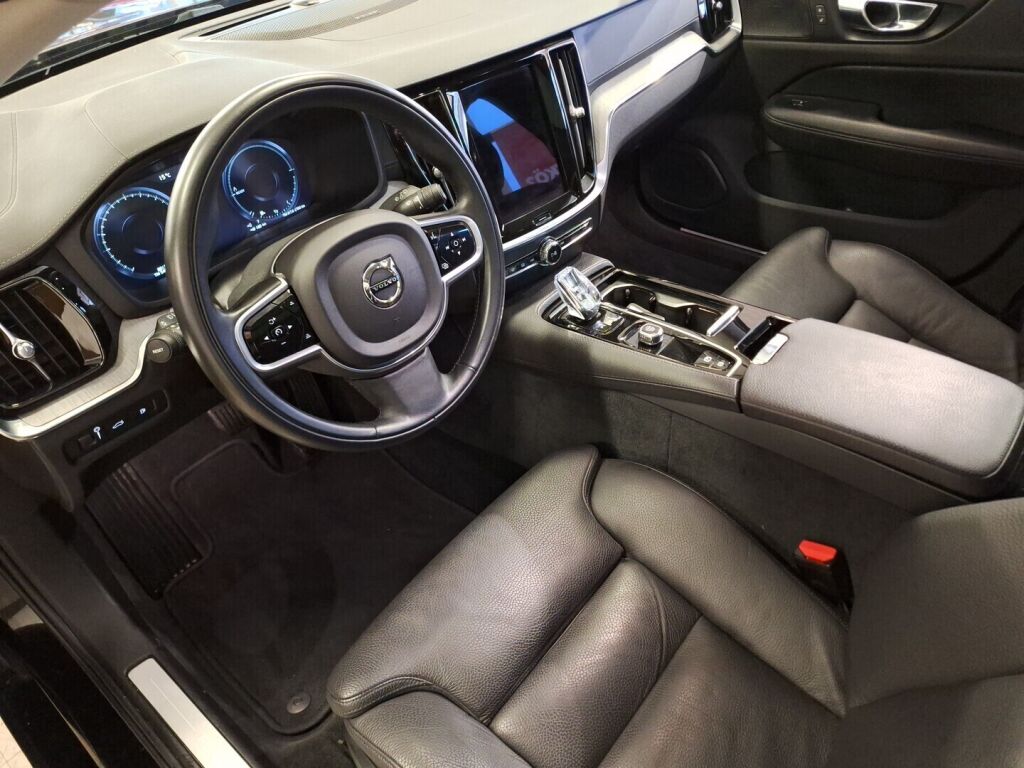 Volvo V60 2021 Musta