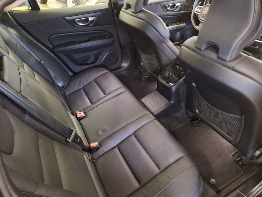 Volvo V60 2021 Musta