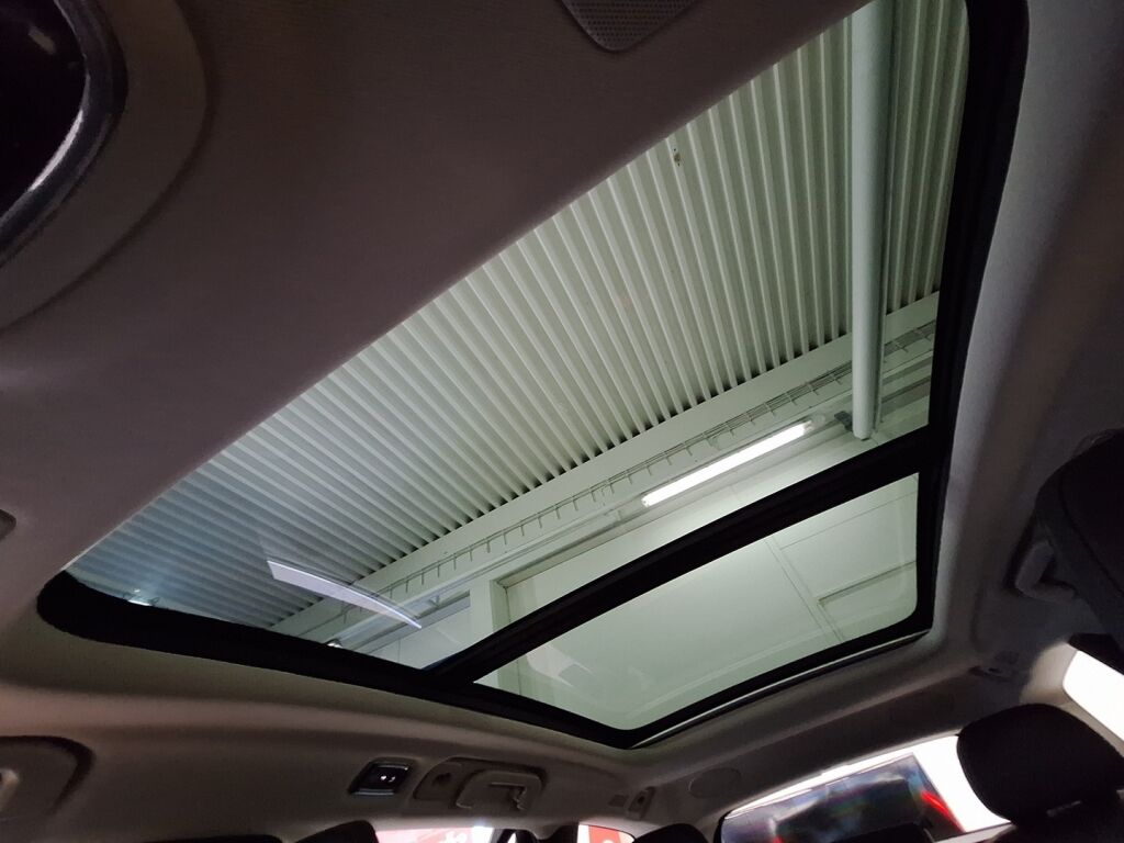 Volvo V60 2021 Musta