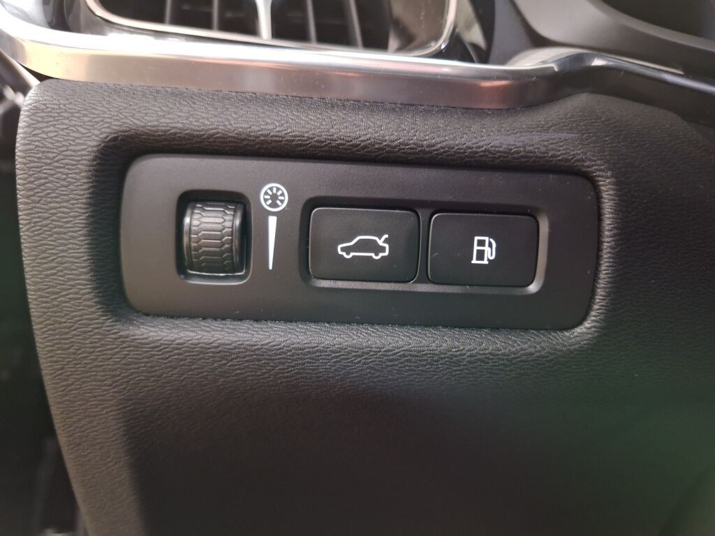 Volvo V60 2021 Musta