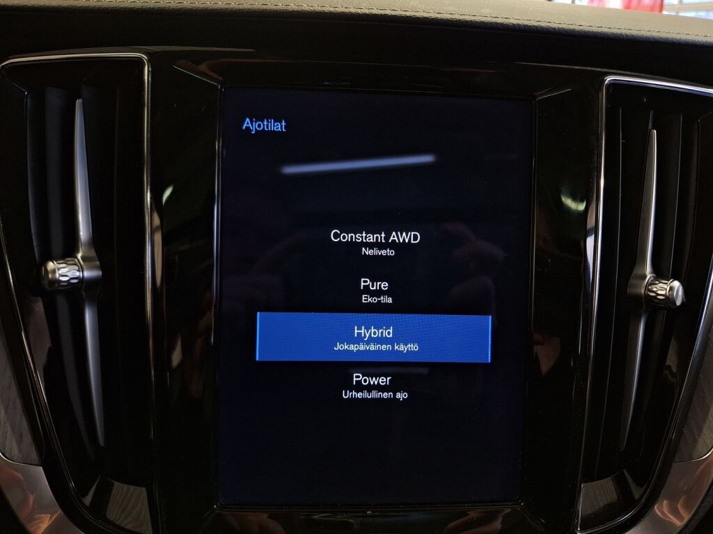 Volvo V60 2021 Musta