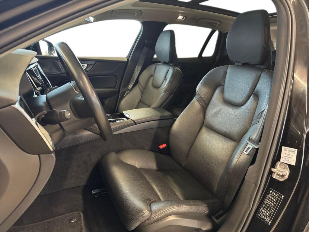 Volvo V60 2021 Musta