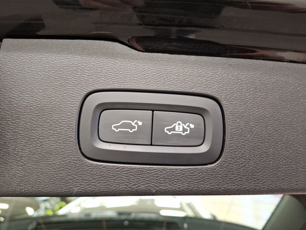 Volvo V60 2021 Musta