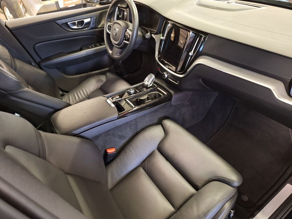 Volvo V60 2021 Musta
