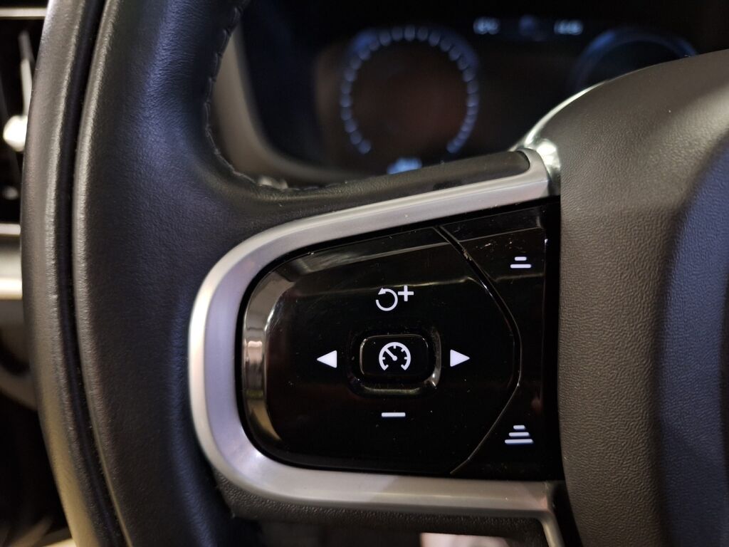 Volvo V60 2021 Musta