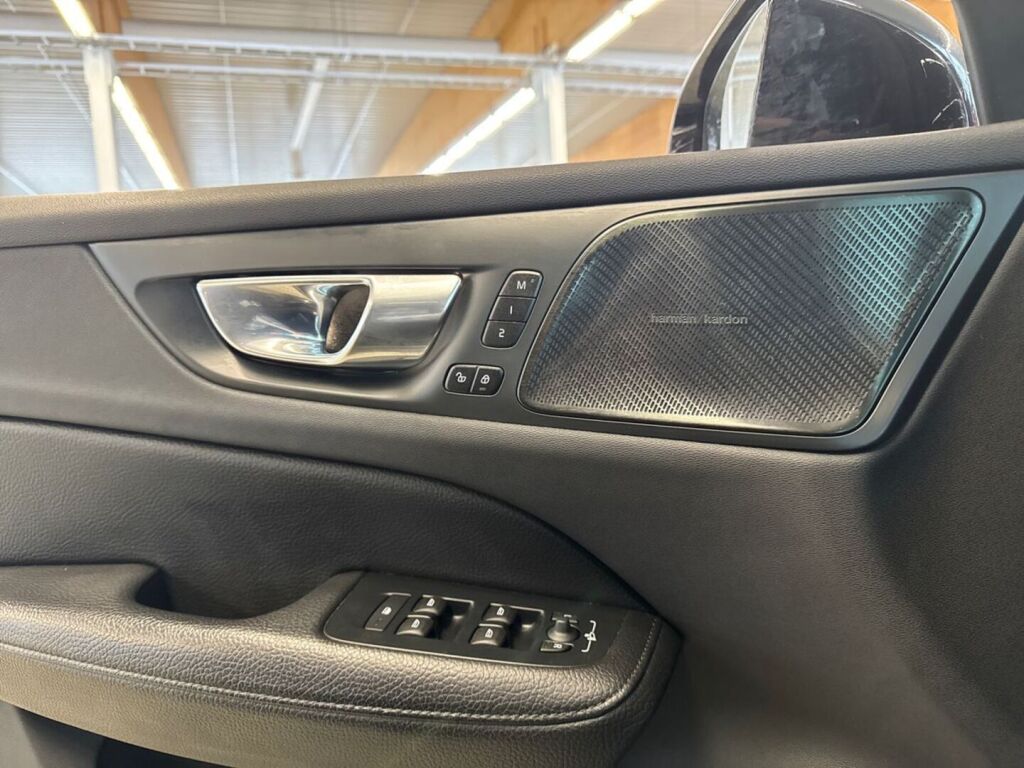 Volvo V60 2021 Musta