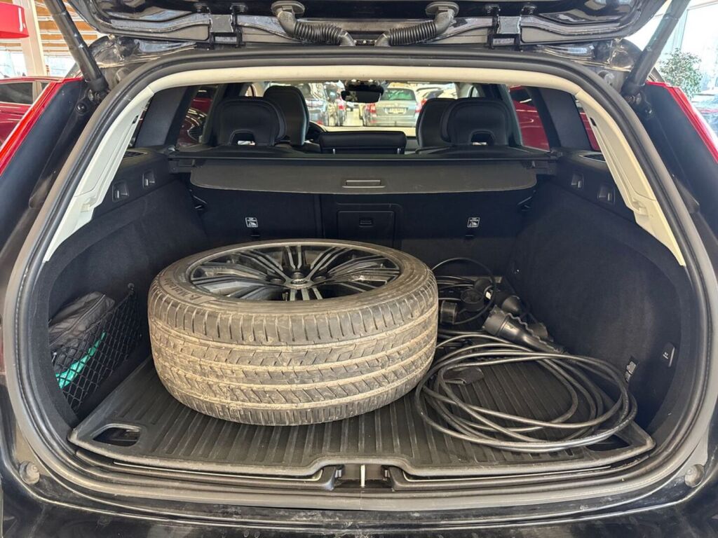 Volvo V60 2021 Musta