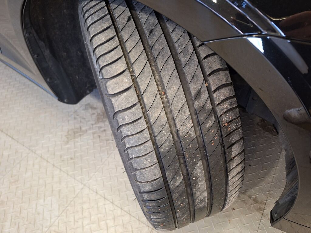 Volvo V60 2021 Musta