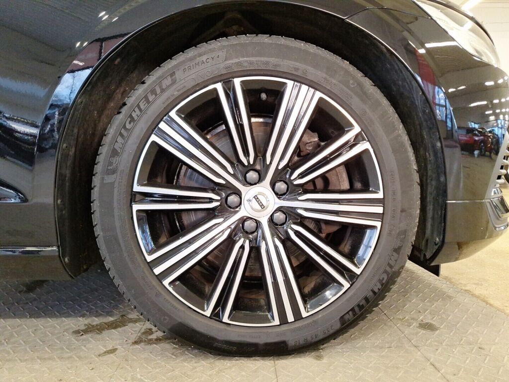 Volvo V60 2021 Musta