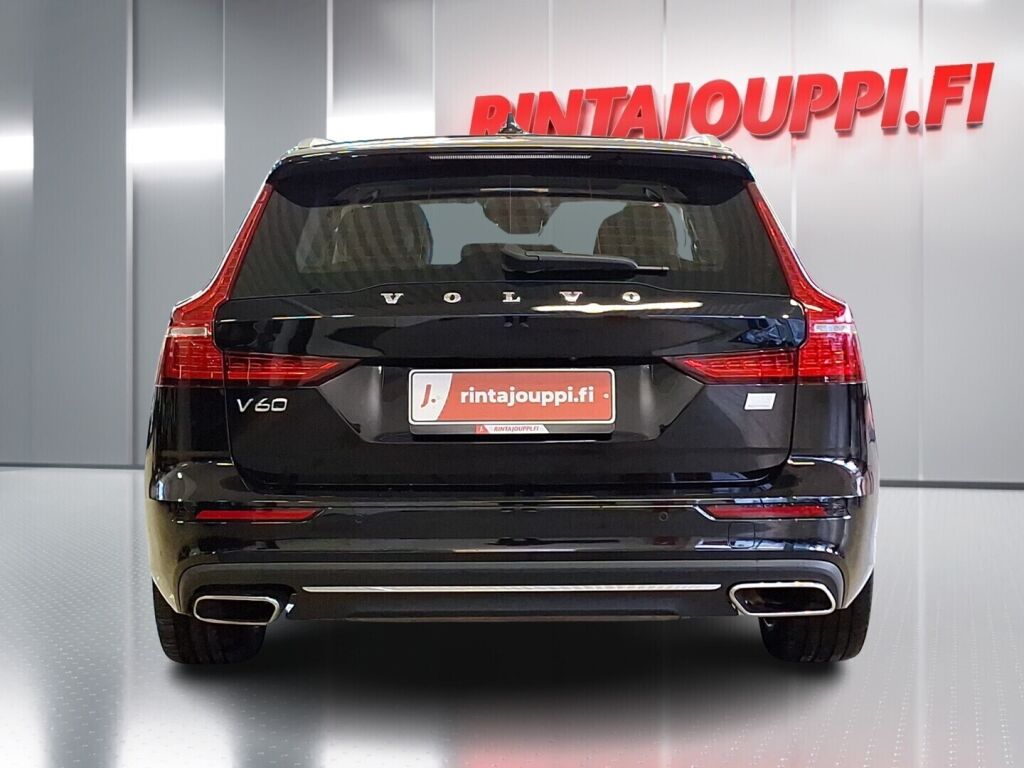 Volvo V60 2021 Musta