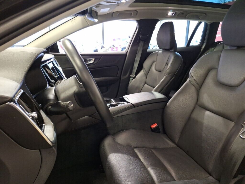 Volvo V60 2021 Musta