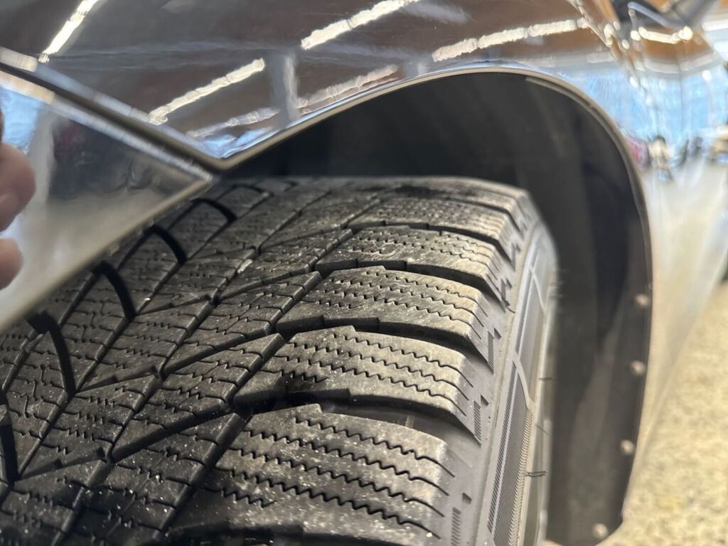 Volvo V60 2021 Musta