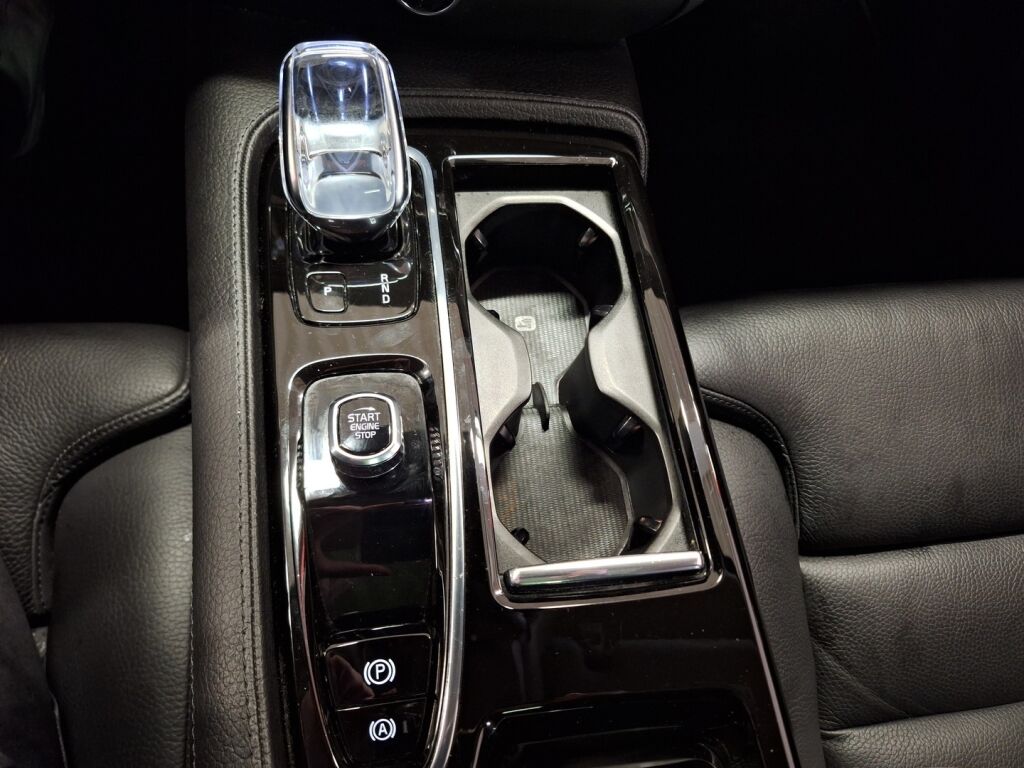 Volvo V60 2021 Musta