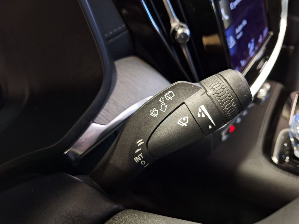 Volvo V60 2021 Musta