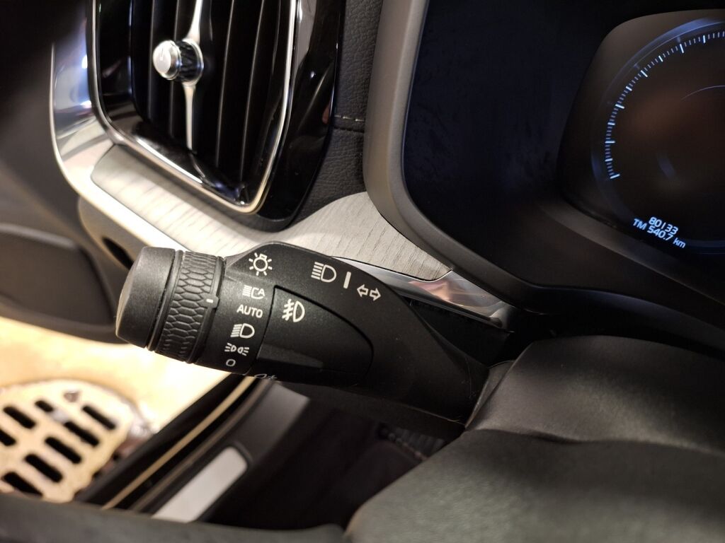 Volvo V60 2021 Musta