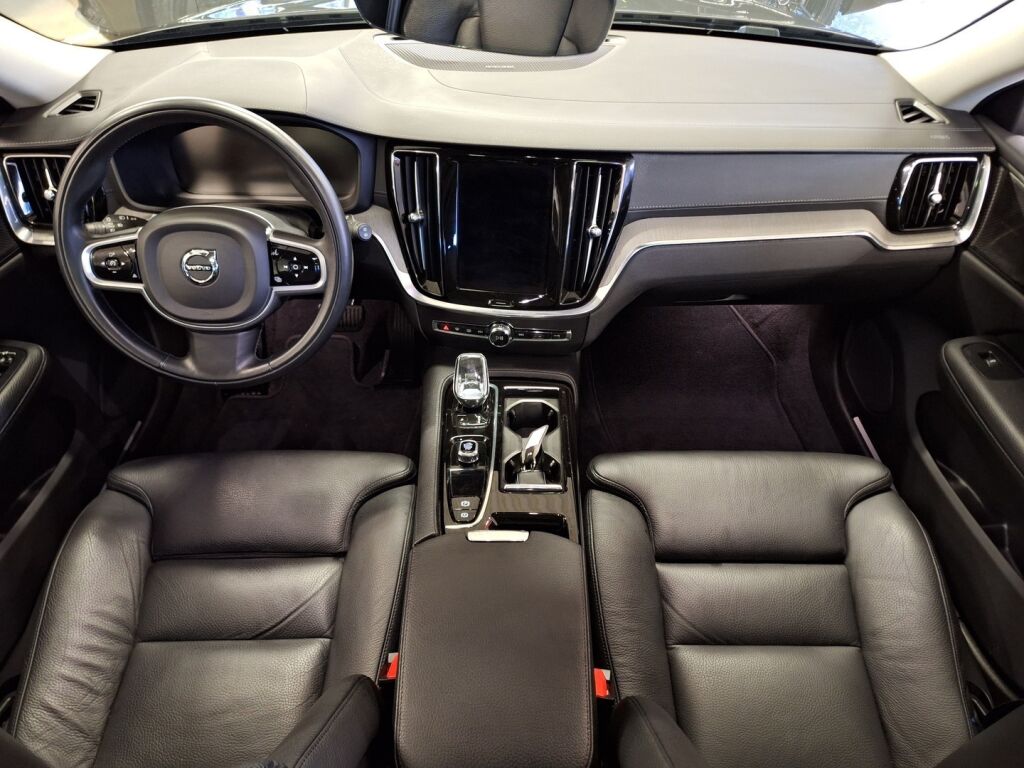 Volvo V60 2021 Musta