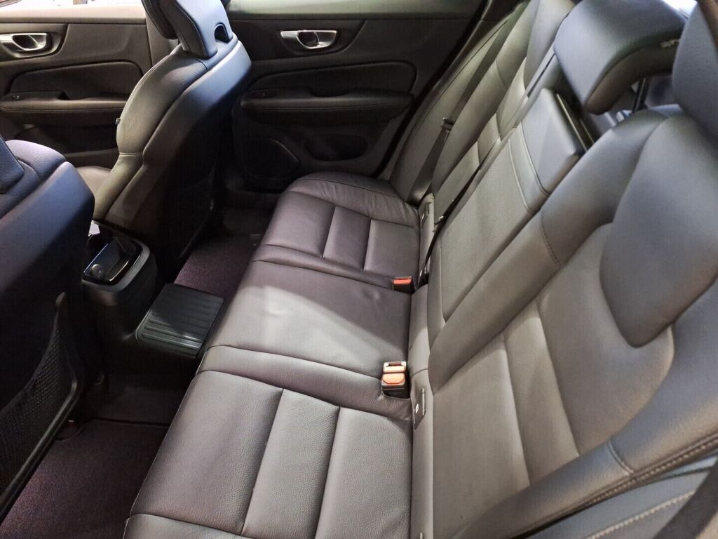 Volvo V60 2021 Musta